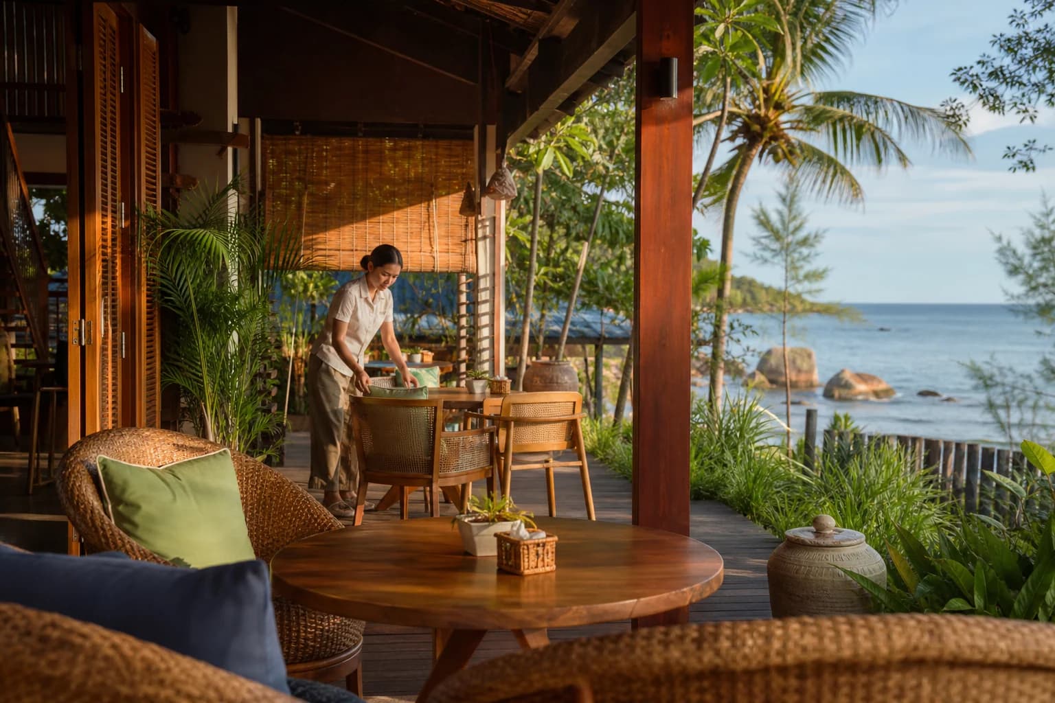 Không gian lưu trú ven biển được chuẩn bị trong ánh nắng chiều